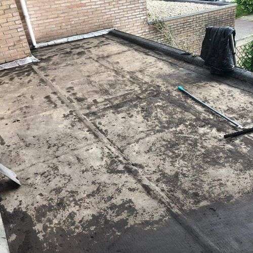 Schoonmaken van een plat dak in Werkendam Schoonmaken van een plat dak in Werkendam